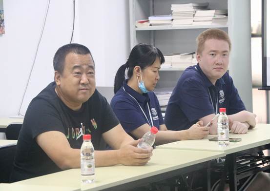 一些人在桌子前中度可信度描述已自动生成